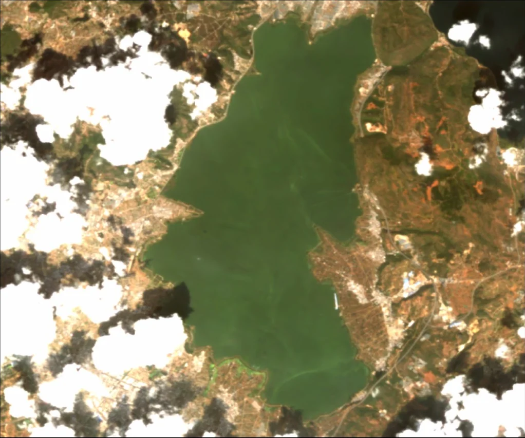 A satellite observation of Xingyun Lake and its shoreline
